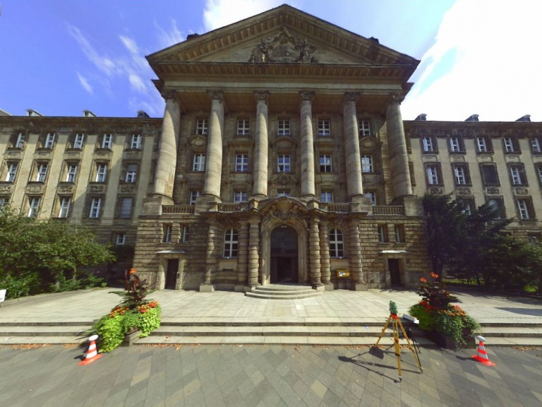 Eingangsportal Regierungsgebäude